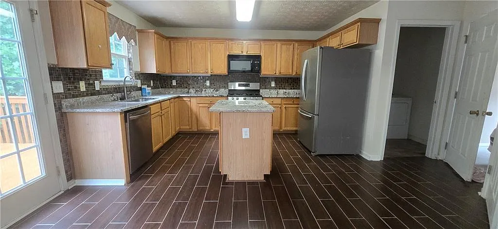 6 bed, 3.0 bath, 3028 sqft, $3,000 — Photo 4