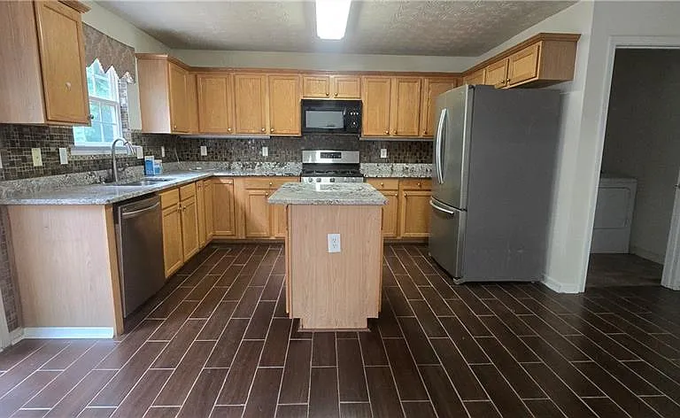 3811 Roxfield Dr — Photo 8