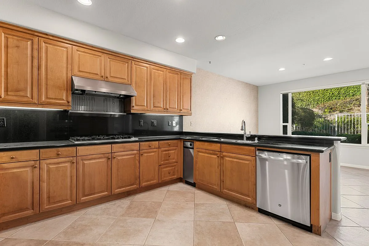 3 bed, 2.0 bath, 2043 sqft, $4,750 — Photo 4