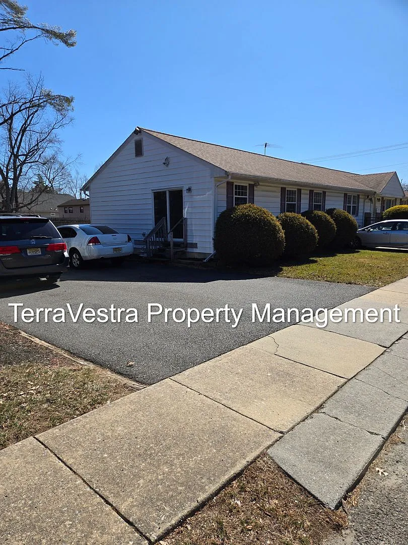 Now showing for 2027-2028 School Year! 6 Bedroom 2 Bath College Rental — Photo 2
