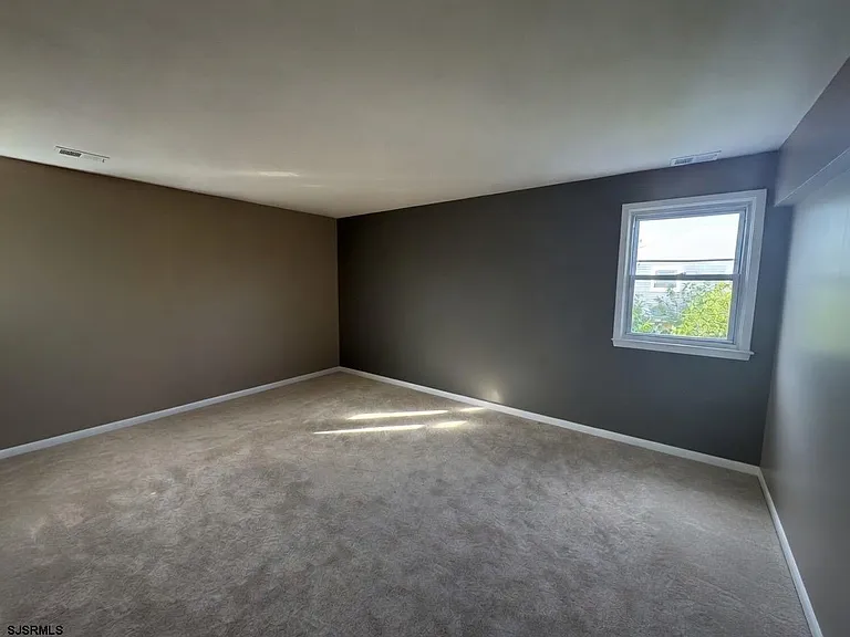352-354 Hampshire Dr — Photo 5