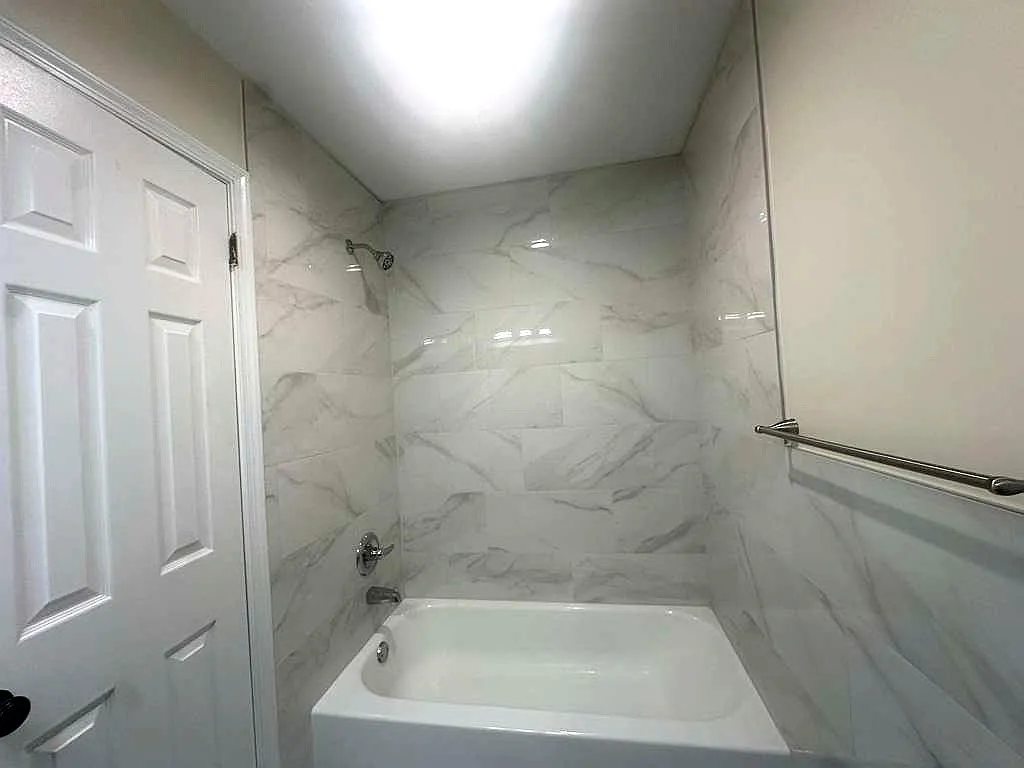1 bed, 880 sqft, $1,800 — Photo 2