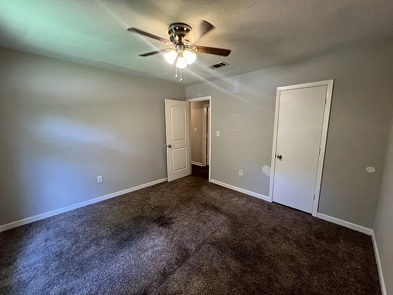 2915 Longwood Dr — Photo 8