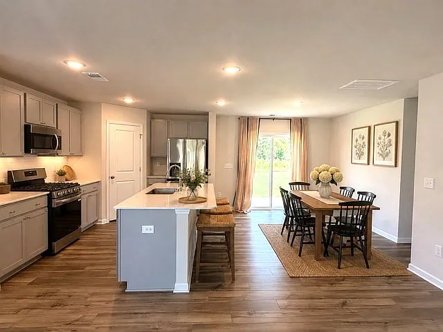 4 bed, 2.5 bath, 2345 sqft, $2,800 — Photo 2