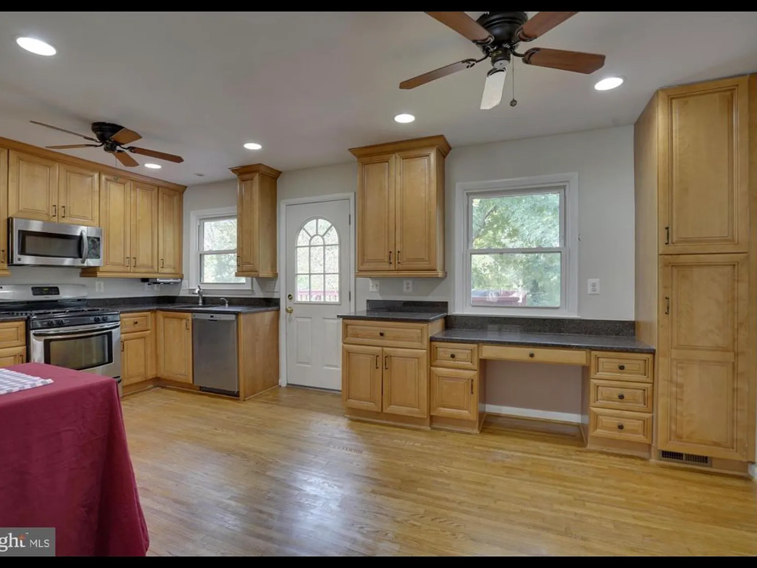 4 bed, 1900 sqft, $3,700 — Photo 2