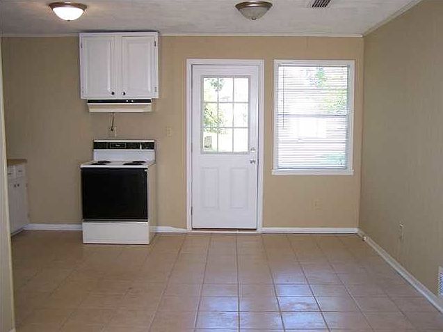 2nd image of 2043 Winona Ave