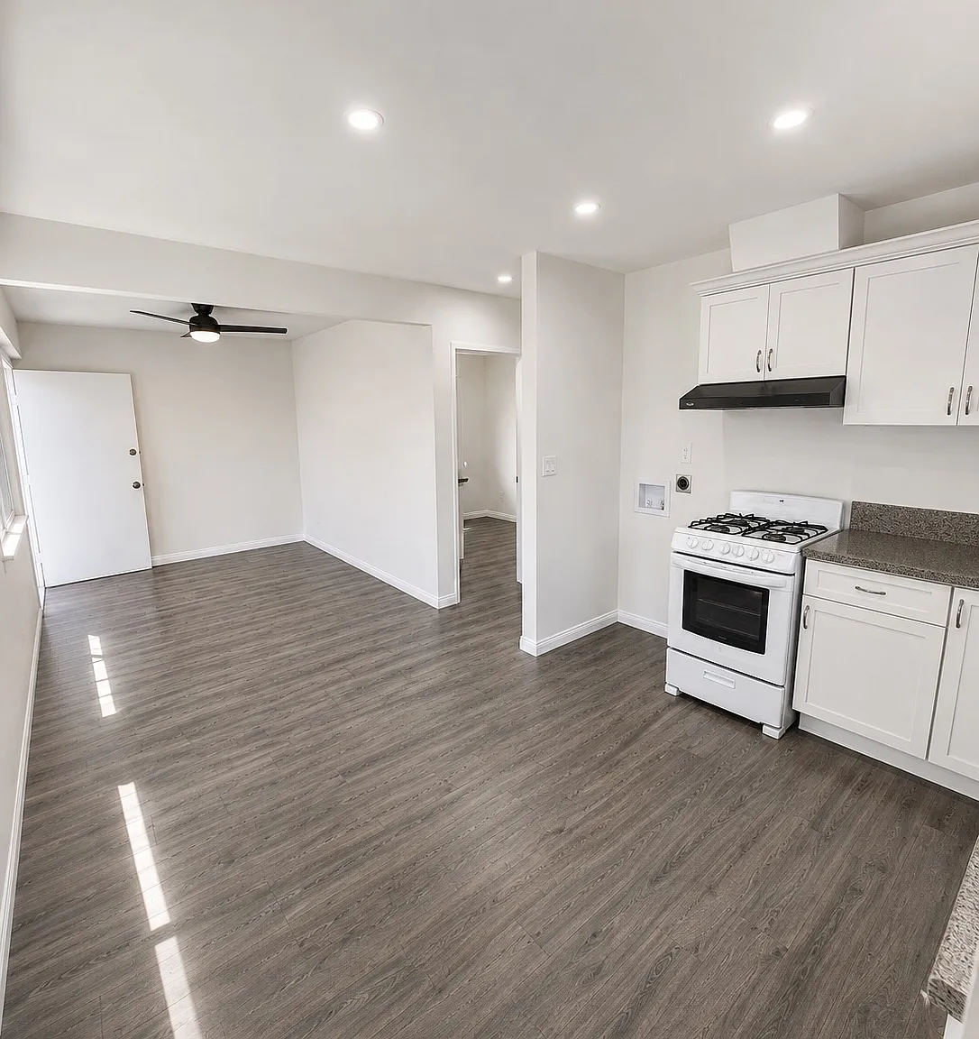 3 bed, 900 sqft, $2,675 — Photo 3