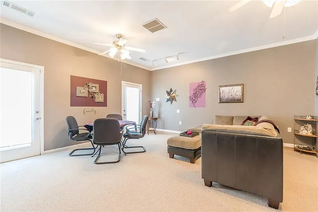 Enjoy Extra large living area, ex model home — Photo 4