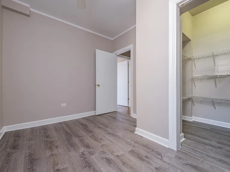 738 w Briar — Photo 16
