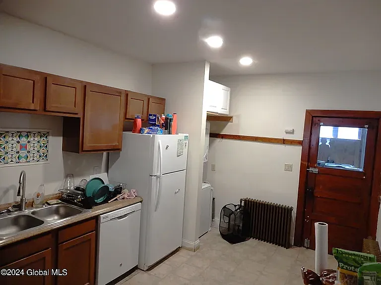 3 bed, 1075 sqft, $700 — Photo 3