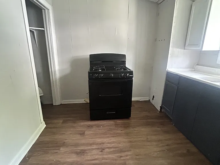 415 Moss St — Photo 3