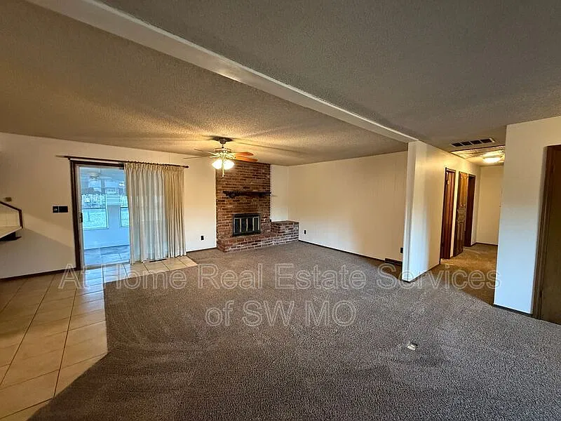 3 bed, 2.0 bath, 1601 sqft, $1,555 — Photo 3