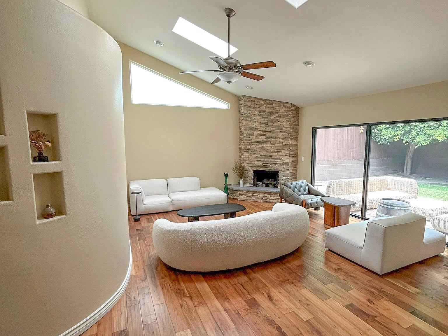 4 bed, 3.5 bath, 3267 sqft, $9,950 — Photo 4