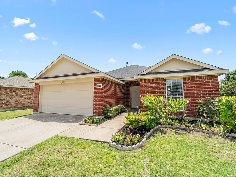 9825 Tyler Dr — Photo 3