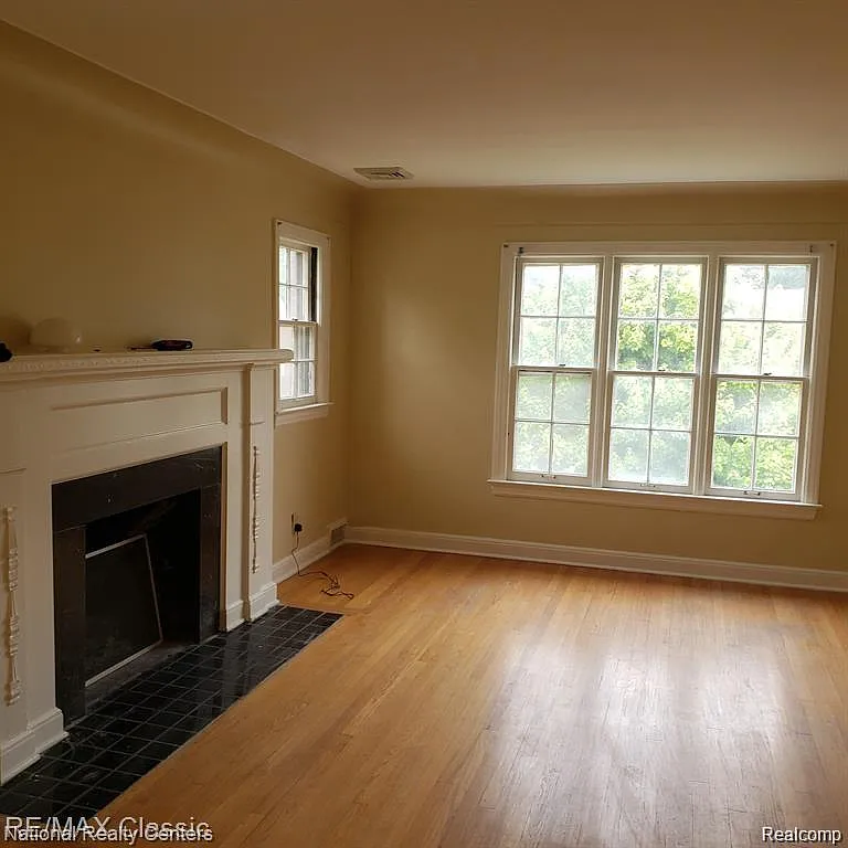 3 bed, 1.5 bath, 2100 sqft, $1,500 — Photo 4