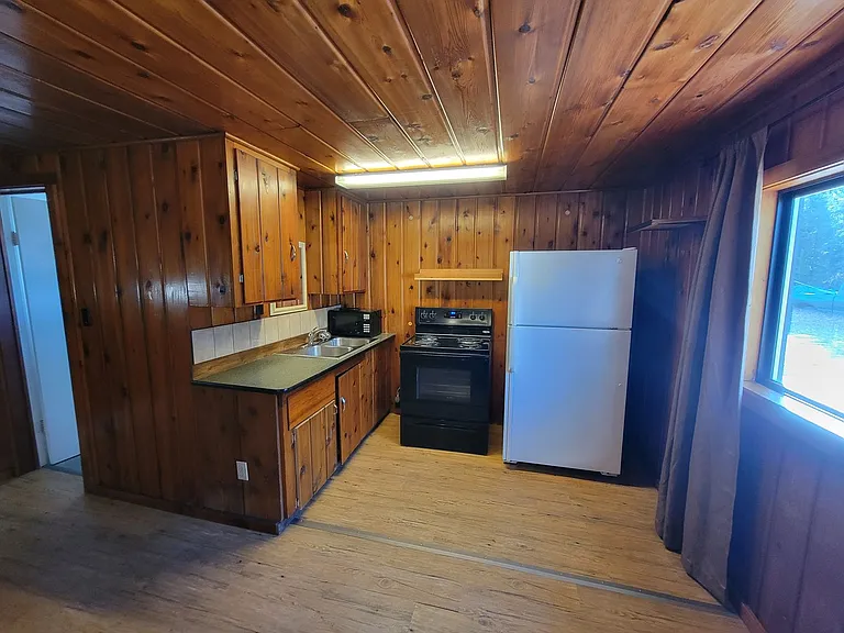 Lakeview Apartments — Photo 4