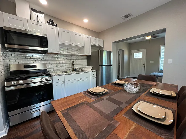 333 E Woodlawn Ave — Photo 8
