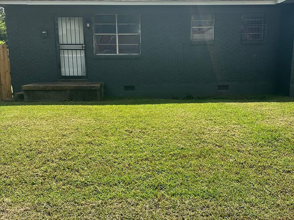 Front yard & front entrance