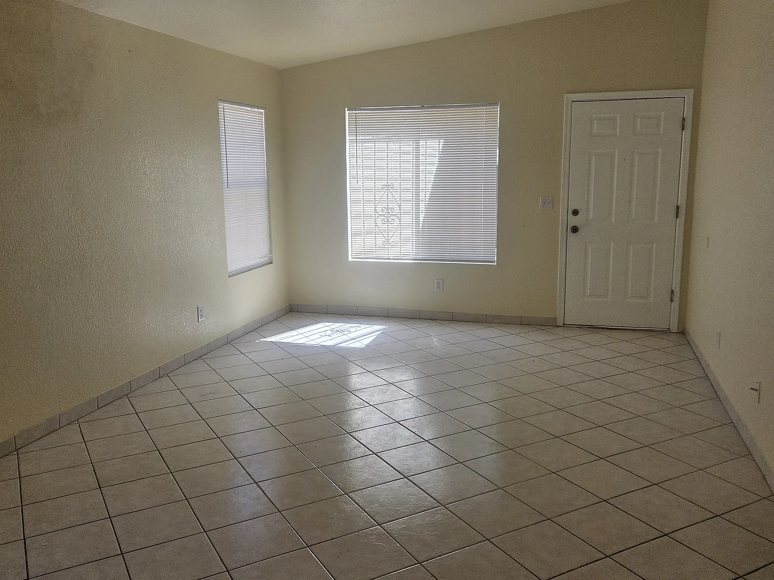 3 bed, 1269 sqft, $1,600 — Photo 4