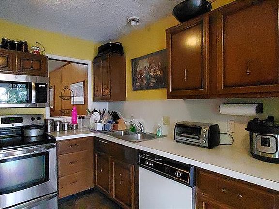 4th image of 3304 Palm Desert Ln