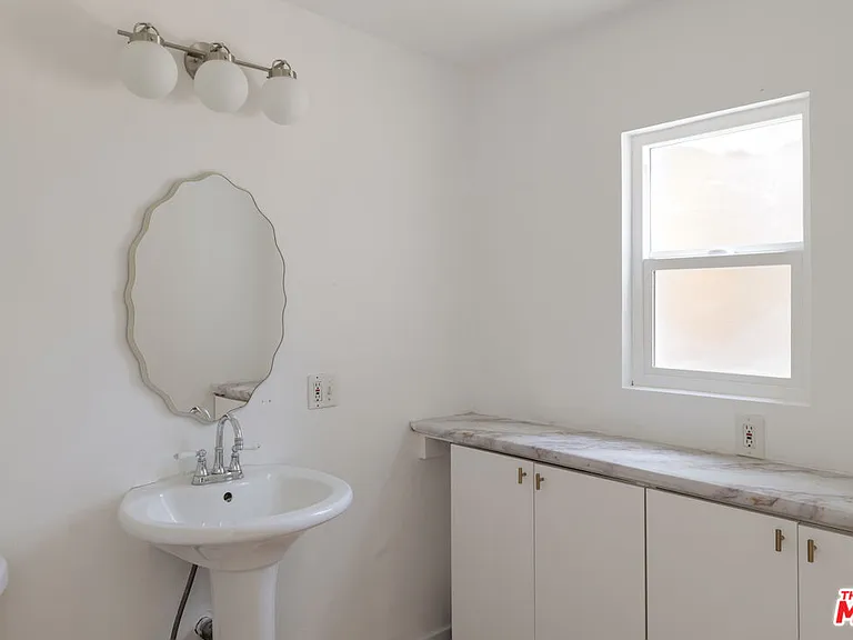 2120 N Cahuenga Blvd — Photo 11