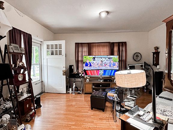 5th image of 154 Montgomery Ave