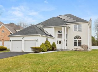 19 Trail Blazer Court, Holbrook, NY
