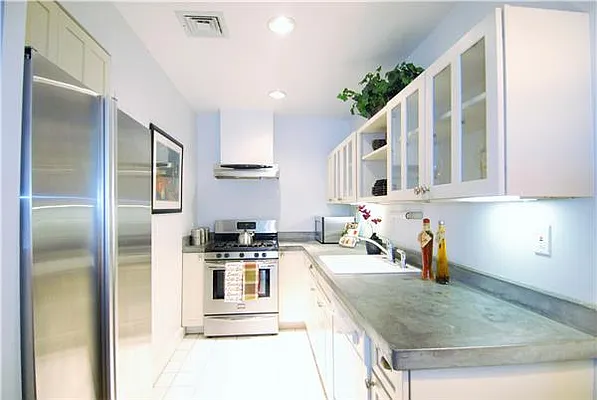 Sold by R New York | media 29