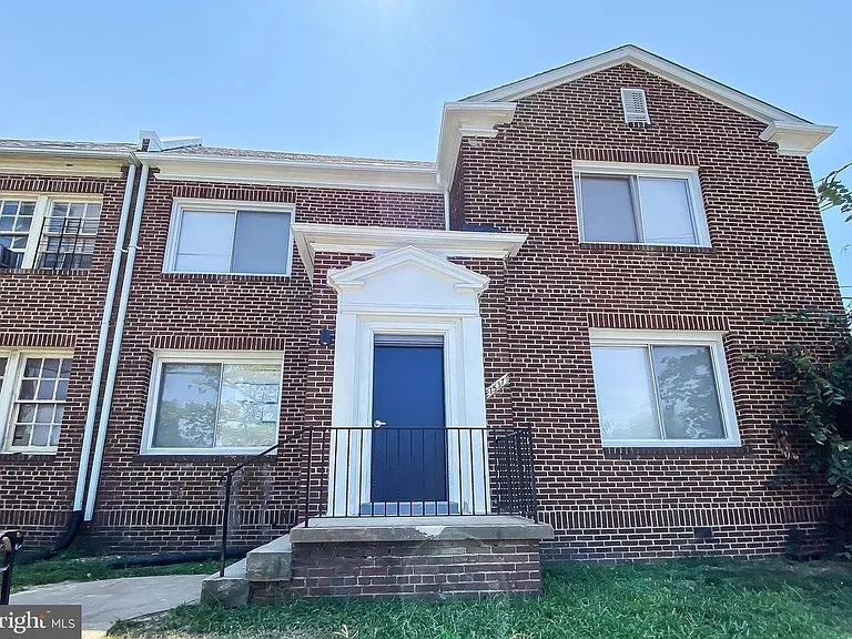 1537 Kenilworth Ave NE — Photo 2