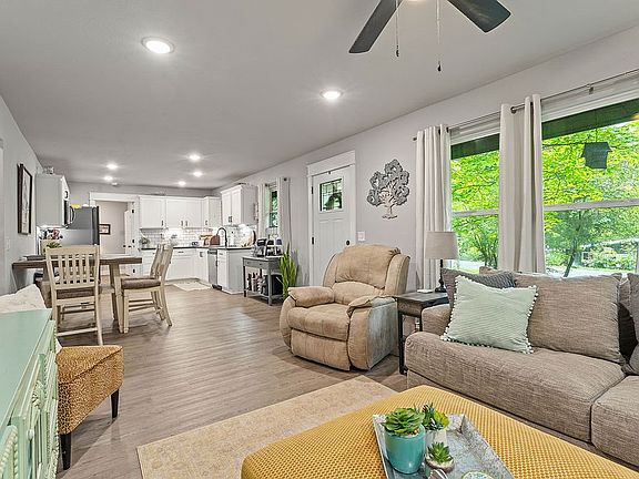 4th image of 11 Duvall Ln