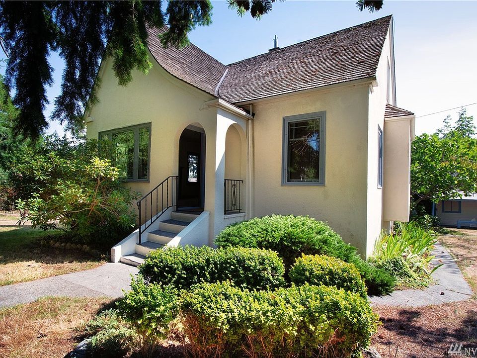 This house has an elegance and charm that you don't find every day. Open lot with gardens , fruit trees and mature plantings.