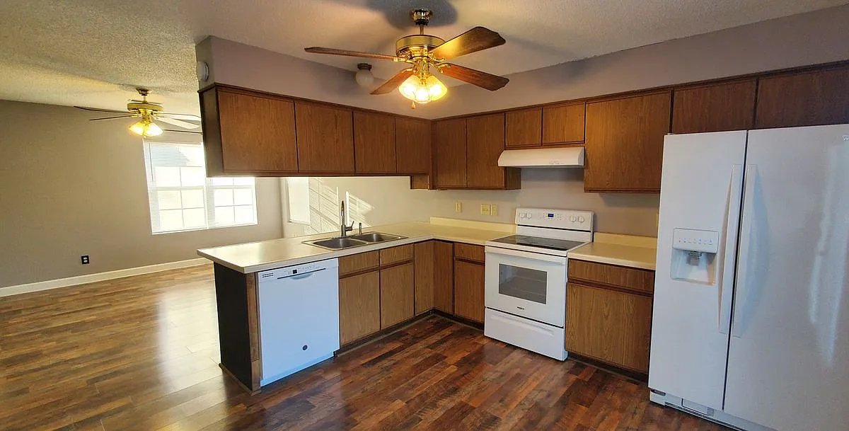 3 bed, 1.5 bath, 1036 sqft, $1,300 — Photo 4