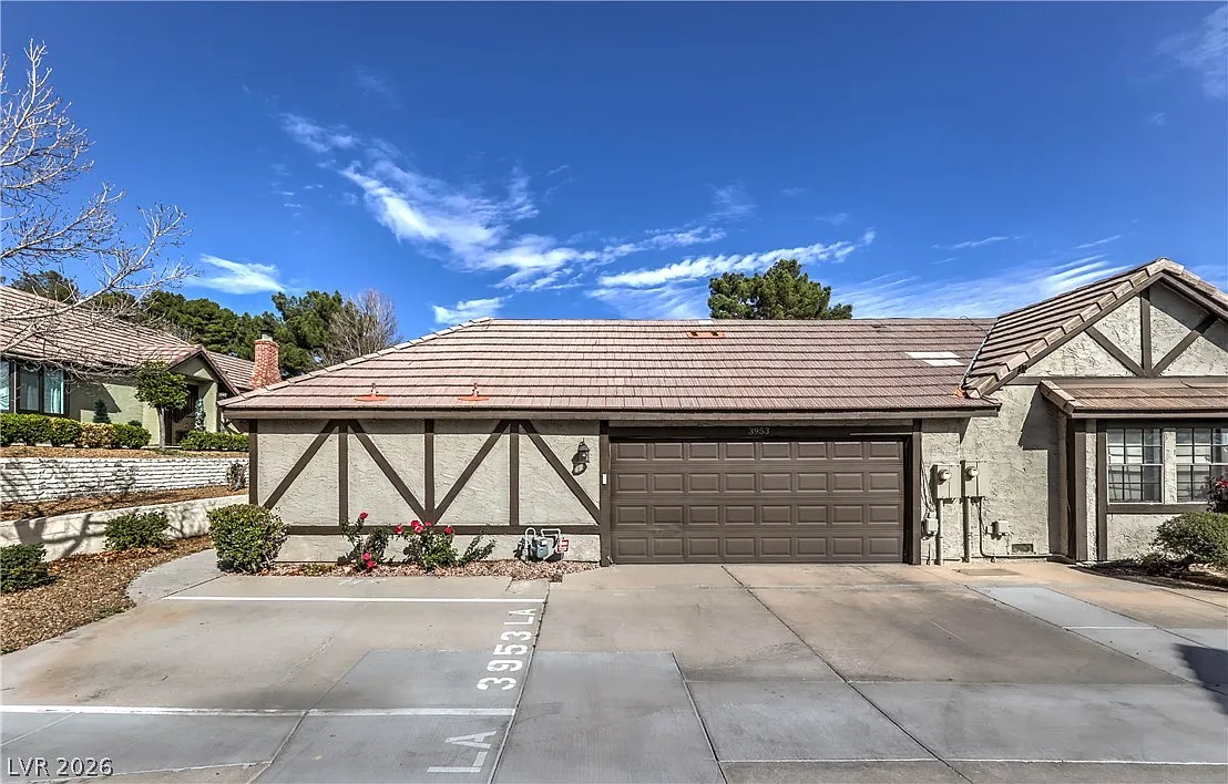 3 bed, 2.5 bath, 2305 sqft, $2,100 — Photo 1