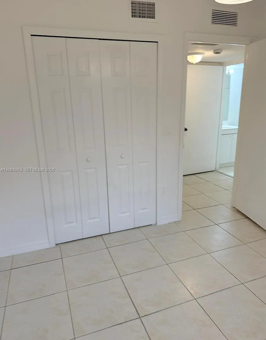 Venetia Gardens Condo — Photo 3