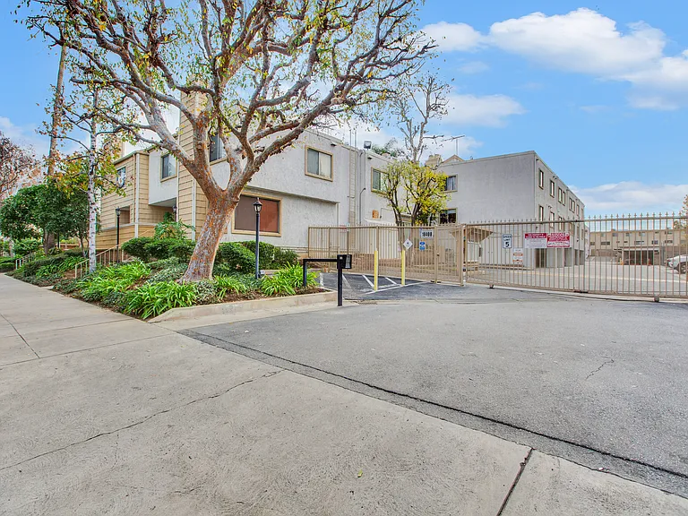 18408 Hatteras St #27 — Photo 9