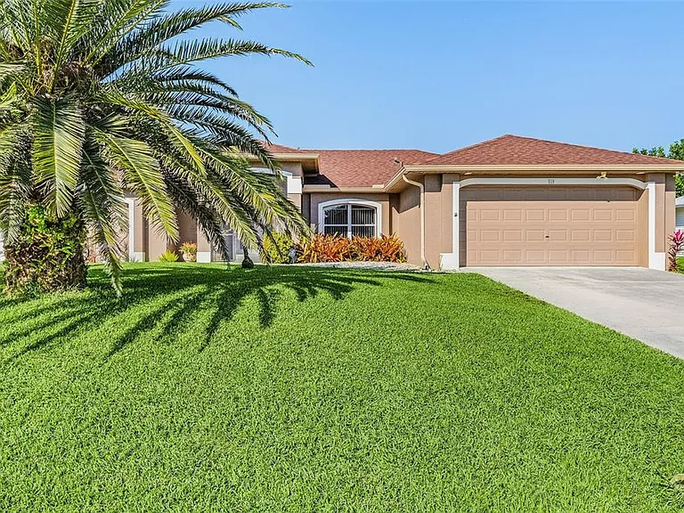 810 SW 10th Pl — Photo 2