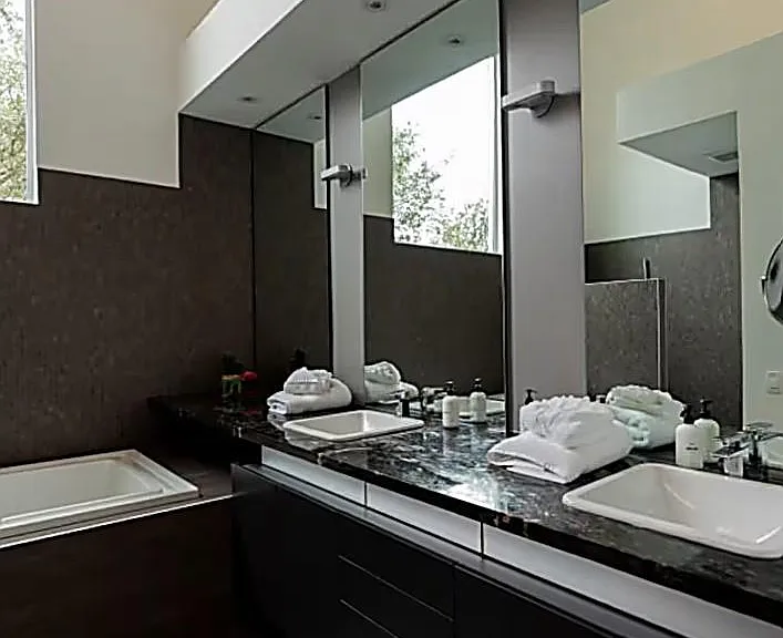 4904 S Shepherd Dr — Photo 32