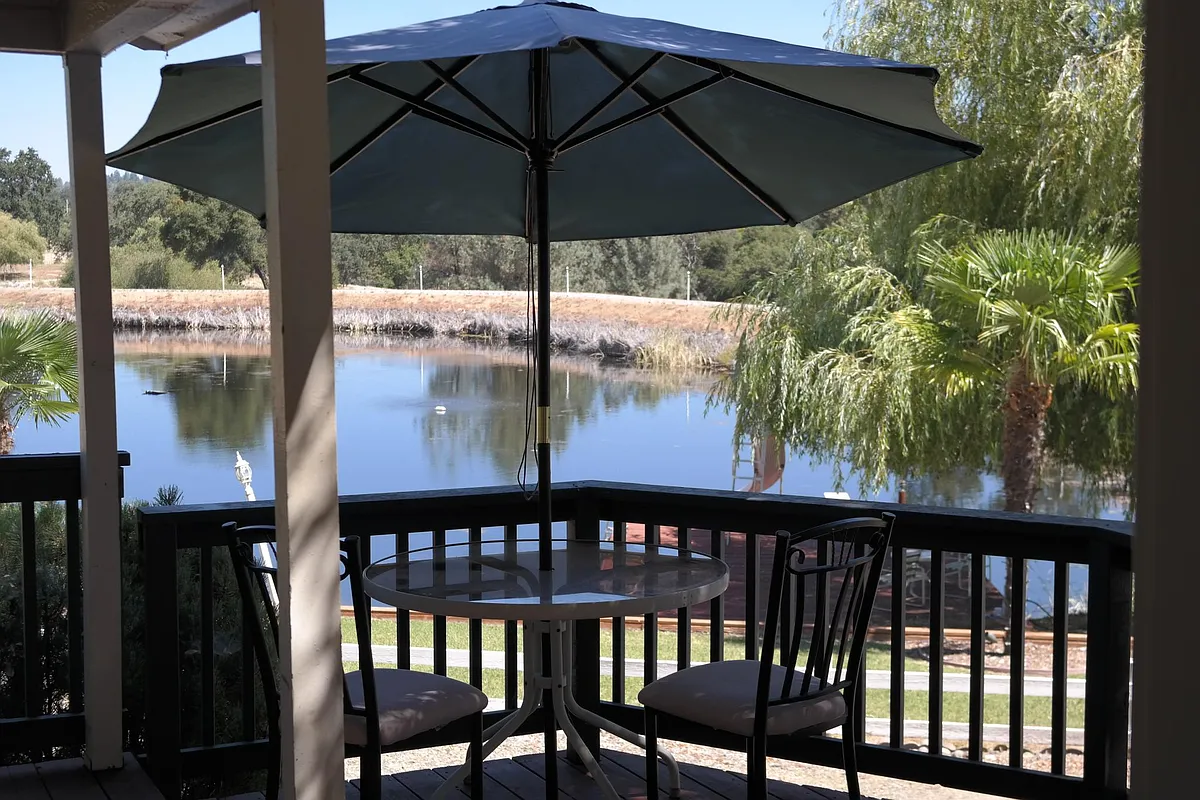 Coverd deck with lake and mountain views - 6195 Windlestraw Rd