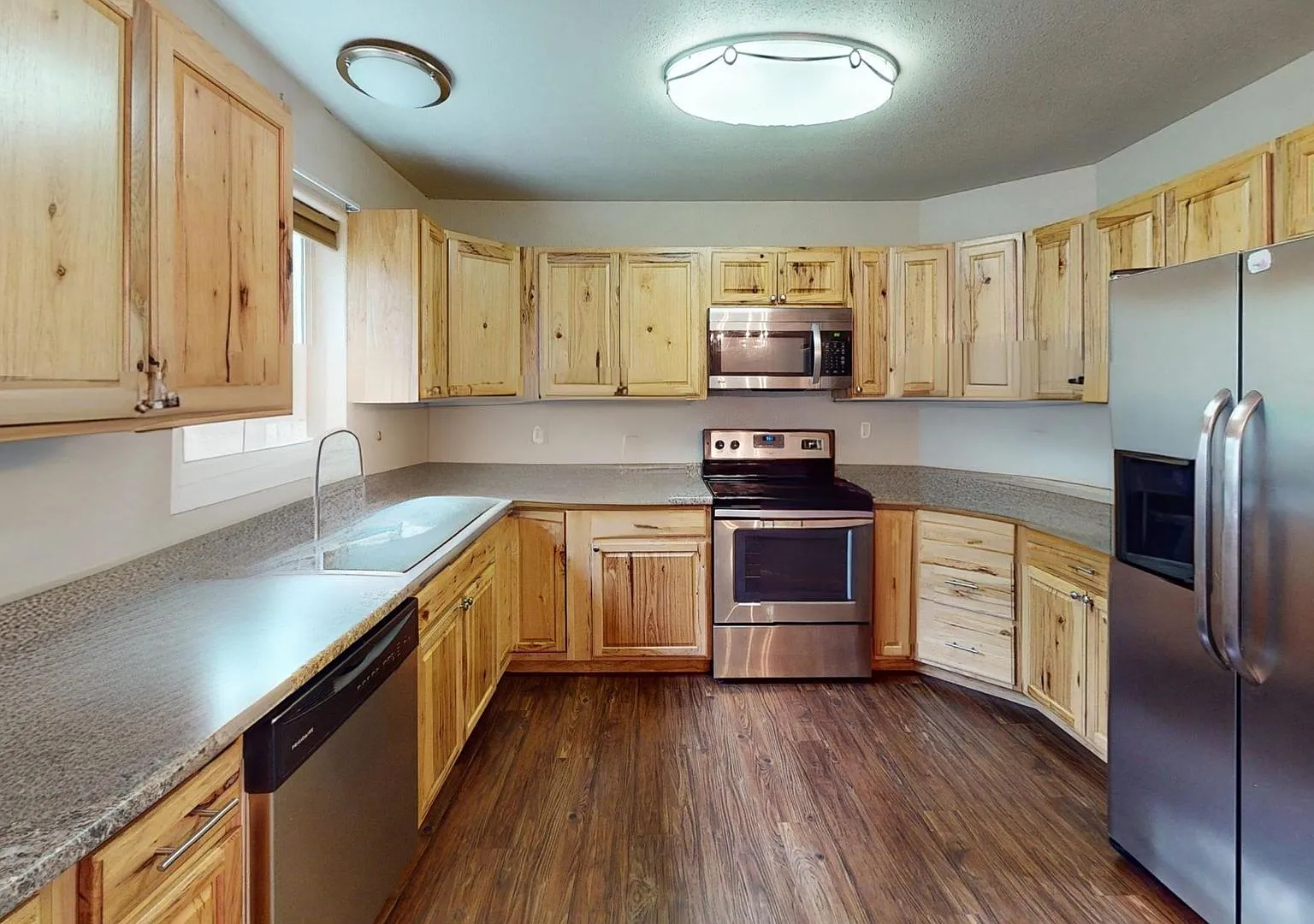 3 Bedroom Home in North Pole with Garage!! — Photo 2