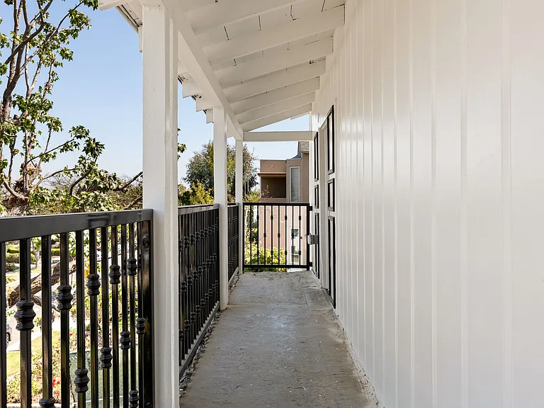 1709 Kelton Ave — Photo 45