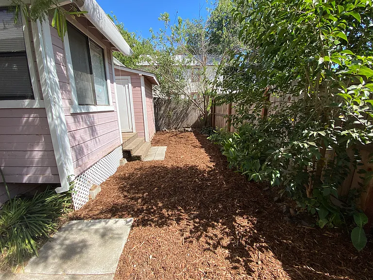1022 Ivy St — Photo 9
