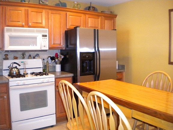 Eat in Kitchen w/tile B.S.