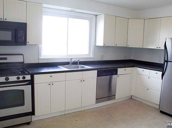 3rd image of 119 Shaw St Floor 1