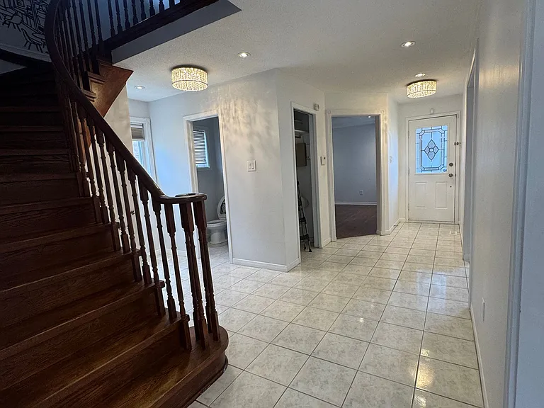 50 Adrian Cres — Photo 7