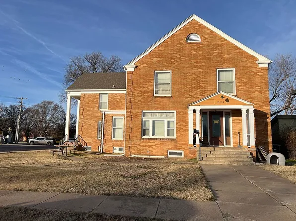223 S Oak St, Pratt, KS 67124