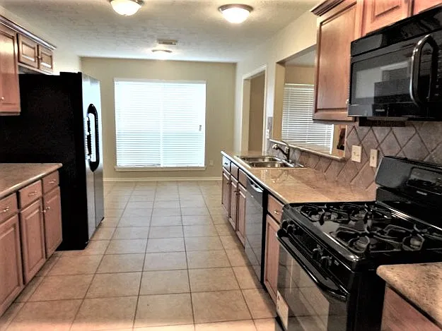 4 bed, 3.0 bath, 2392 sqft, $2,450 — Photo 2