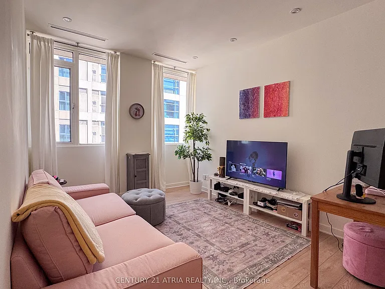 555 Yonge St #704 — Photo 2