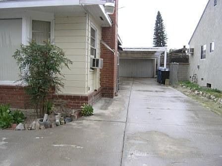 Long driveway perfect for multi-car families or RV/Boat access