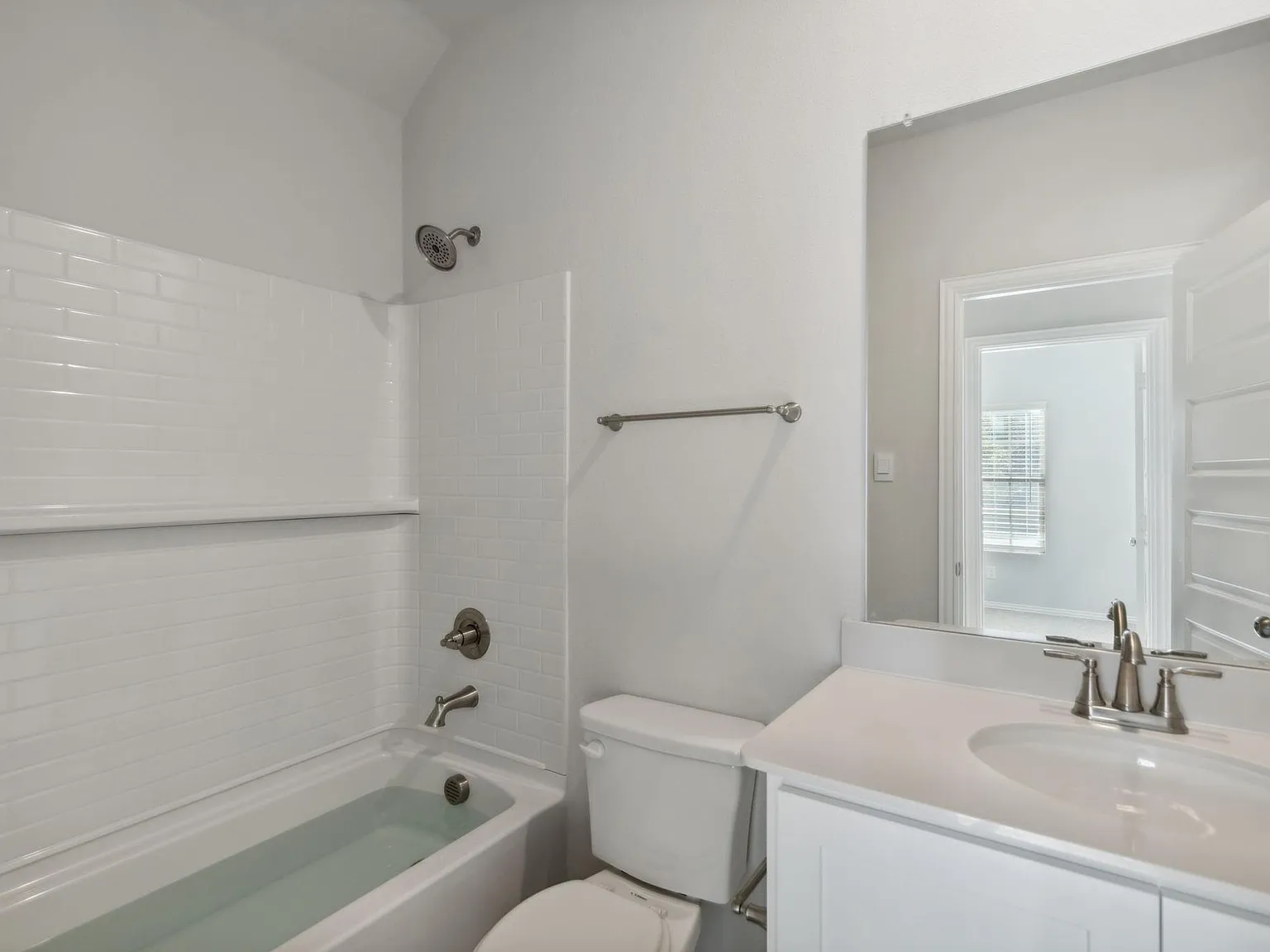 5 bed, 2484 sqft, $2,490 — Photo 4