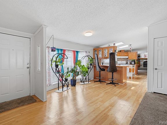 4th image of 23338 Arlington Dr